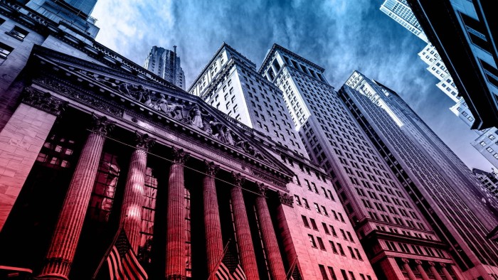 A view of the New York Stock Exchange from street level looking up